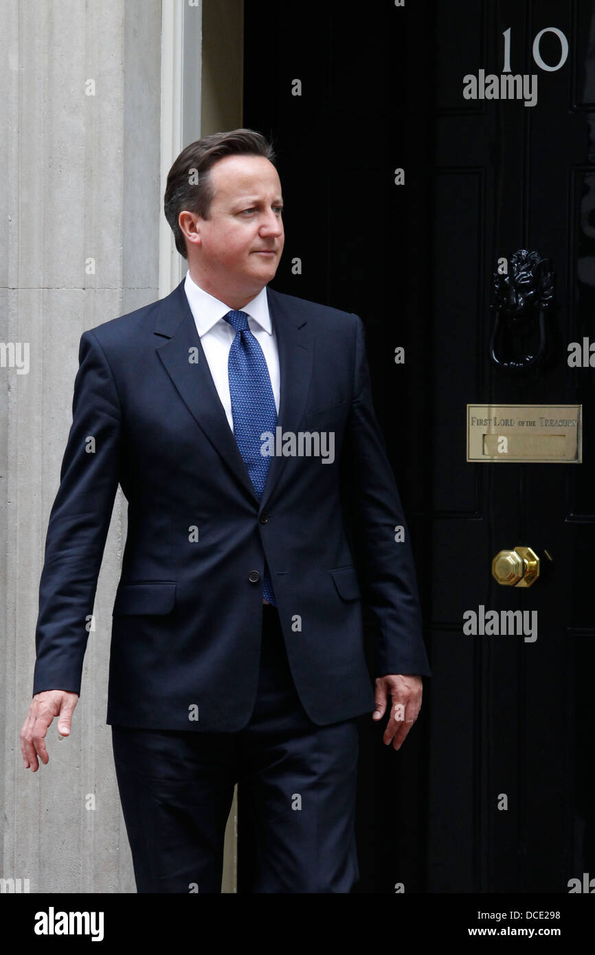 Der britische Premierminister David Cameron verlässt Nr. 10 Downing Street, London, Großbritannien, 14. Juni 2013 begrüßen zu dürfen. Stockfoto