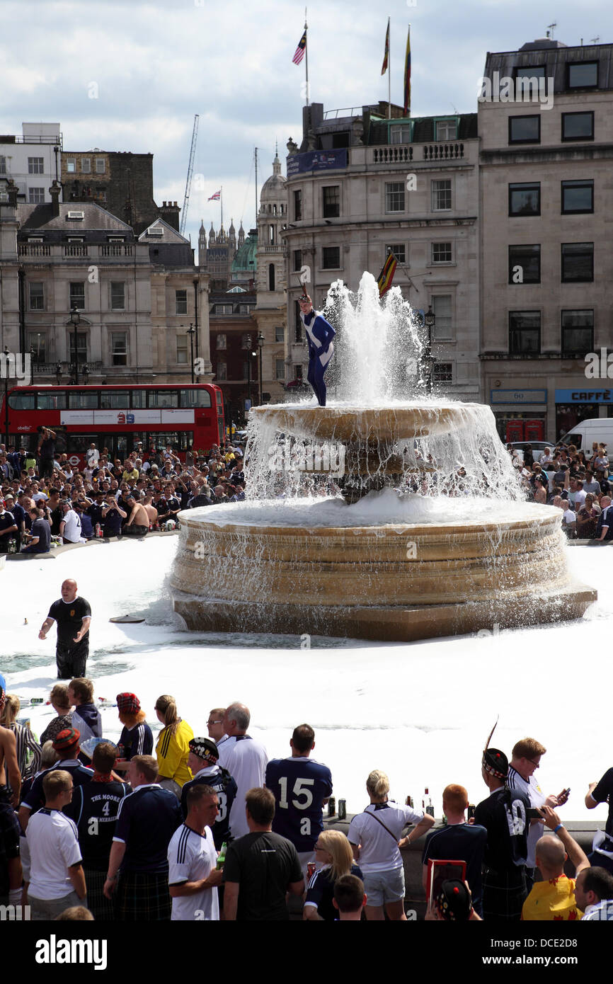 London, UK. 14. August 2013. Schottische Fußball-Fans in und um einen Brunnen am Trafalgar Square in London, England. Die Schottland-Fans versammelten sich vor dem England gegen Schottland freundlich überein, dass England gewann 3-2. © whyeyephotography.com/Alamy Live neu Stockfoto