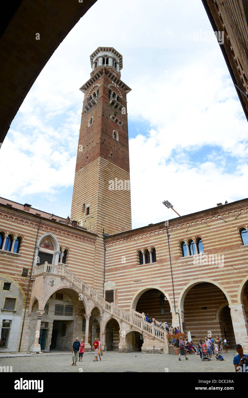 Verona-Italien-Treppe im Innenhof des Palazzo del Comune oder der Palazzo della Ragione unterhalb der Torre dei Lamberti Stockfoto