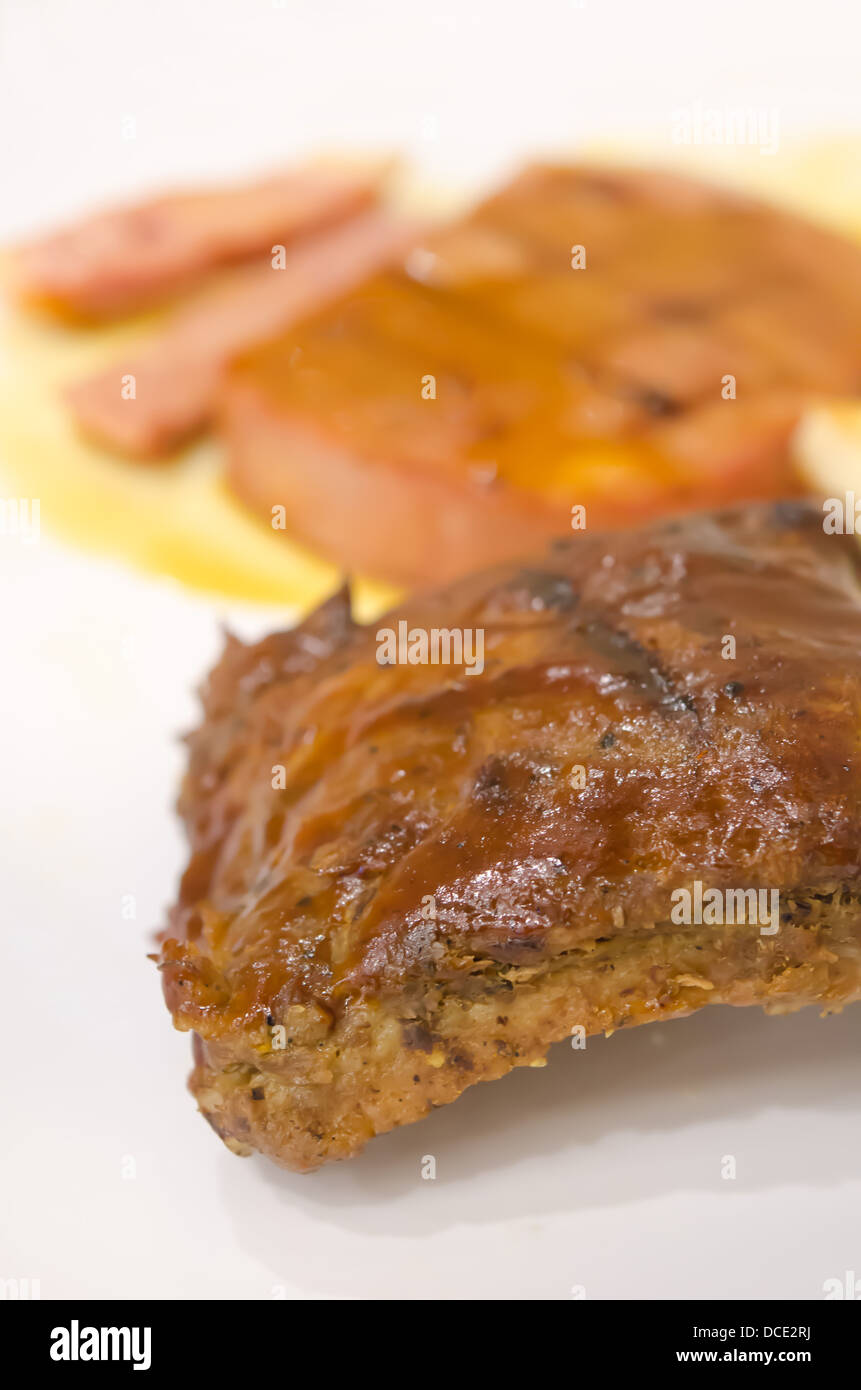 Spare Ribs Eisbein auf weißen Teller Stockfoto