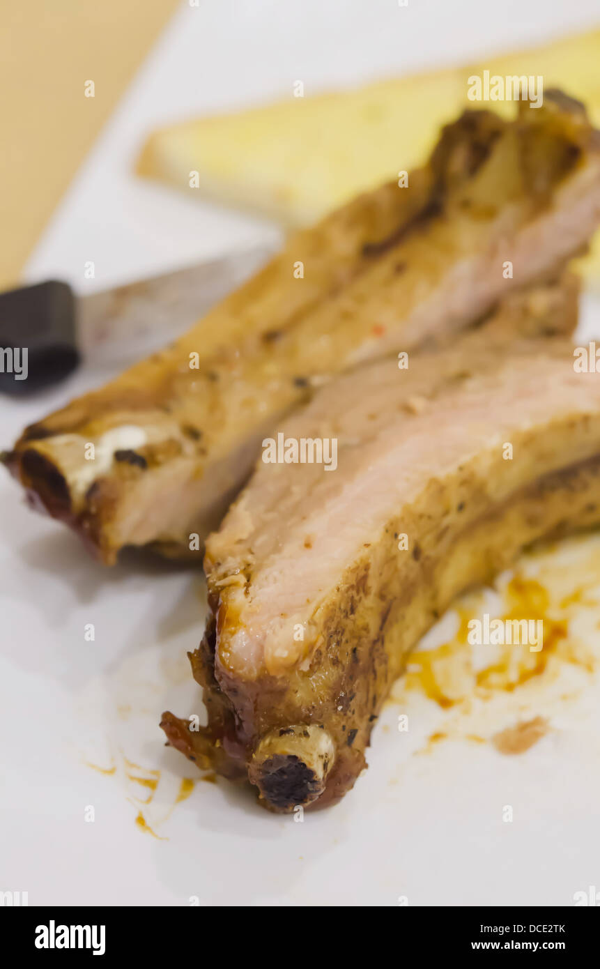 Spare Ribs Eisbein auf weißen Teller hautnah Stockfoto