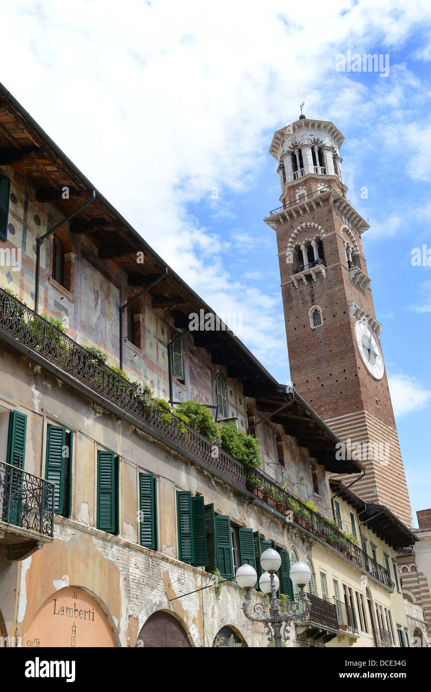 Torre dei Lamberti in Piazza Delle Erbe Verona Italien Stockfoto