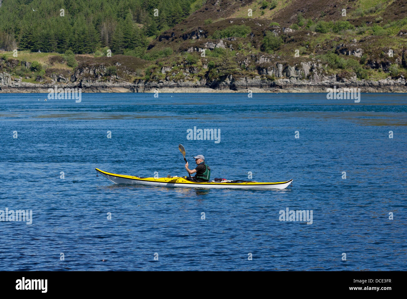 Mann im gelben und weißen Meer Kajak, Kyle Rhea, Schottland, UK Stockfoto