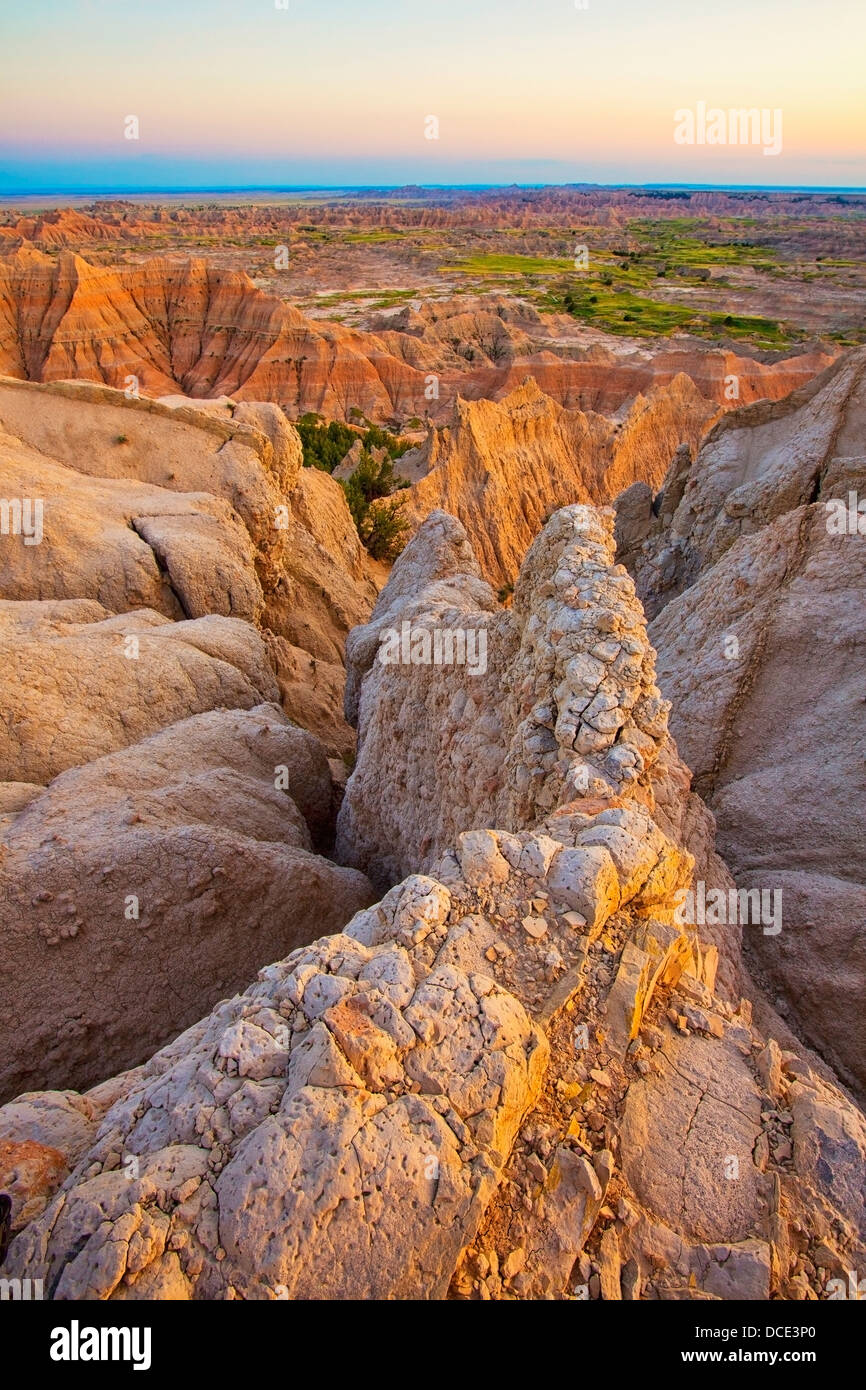 Die untergehende Sonne leuchtet der Formationen in Badlands Nationalpark, von der Zinnen Suche gesehen; South dakota Stockfoto