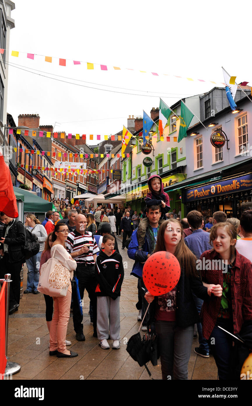 Derry - Londonderry, Nordirland, Vereinigtes Königreich, 15. August 2013. Nachtschwärmer besuchen Waterloo Street um die Abendstimmung des Fleadh Cheoil, Irlands größte traditionelle und folk Music Festival genießen. Die Feier der irischen Kultur dauert bis 18 August.  Bildnachweis: George Sweeney / Alamy Live News Bildnachweis: George Sweeney/Alamy Live-Nachrichten Stockfoto