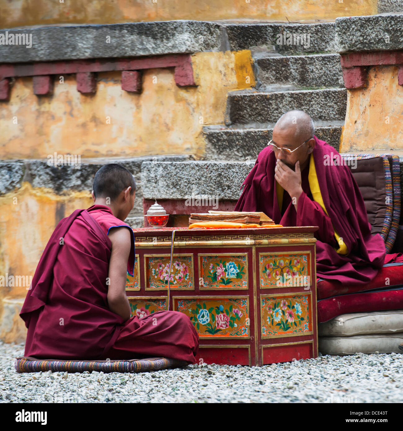 Xizang, Tibet, Lhasa, China, zwei Mönche sitzen zusammen und innerhalb der Mauern des Klosters Sera Stockfoto