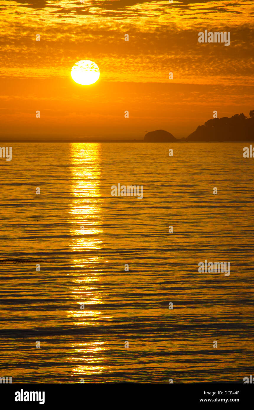 Kalifornien, Pacific Coast, Pismo Beach. Sonnenuntergang über dem Pazifischen Ozean. Stockfoto