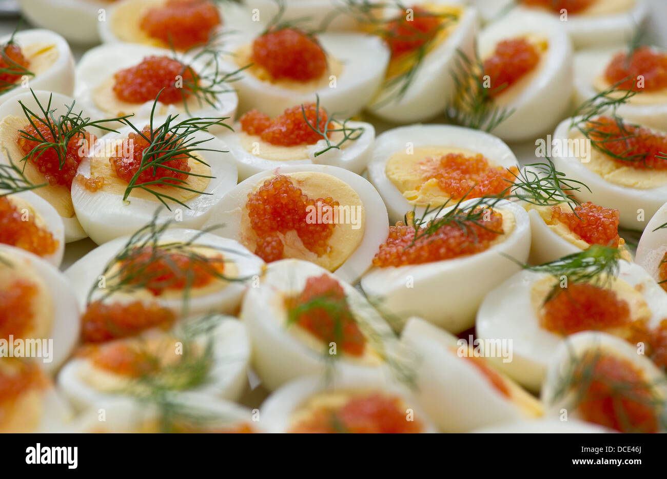 Nahaufnahme von Ei und Kaviar auf einem Teller Stockfoto