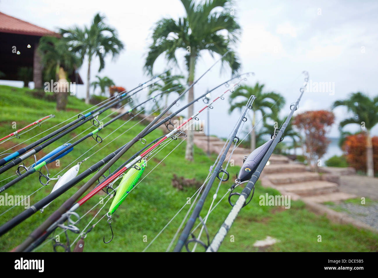 Angelruten auf angedockten Boot; Panama Stockfoto