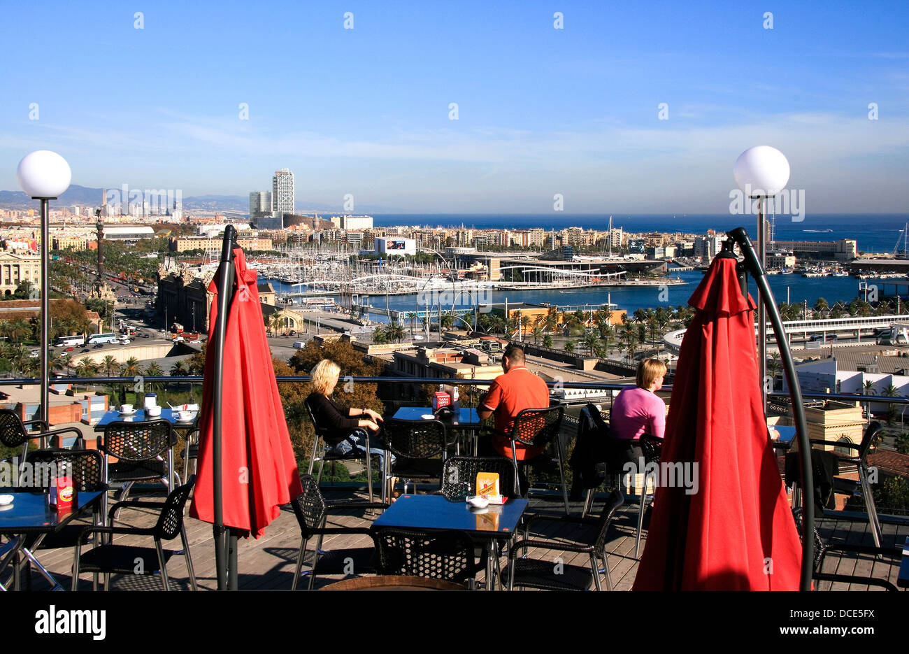 Barcelona, Katalonien, Spanien; Blick auf den Hafen von Outdoor-Cafe Stockfoto