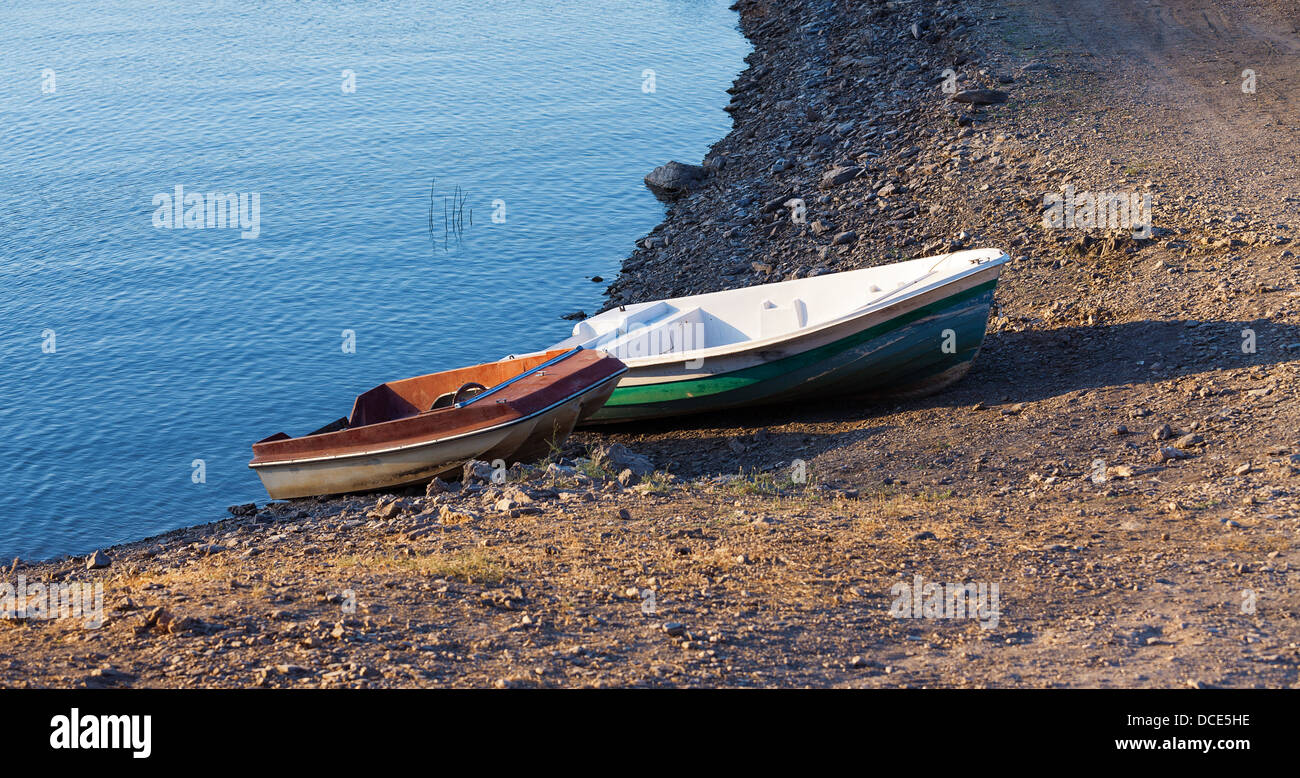 Parkplatz für Boote an der Küste auf dem sunset Stockfoto