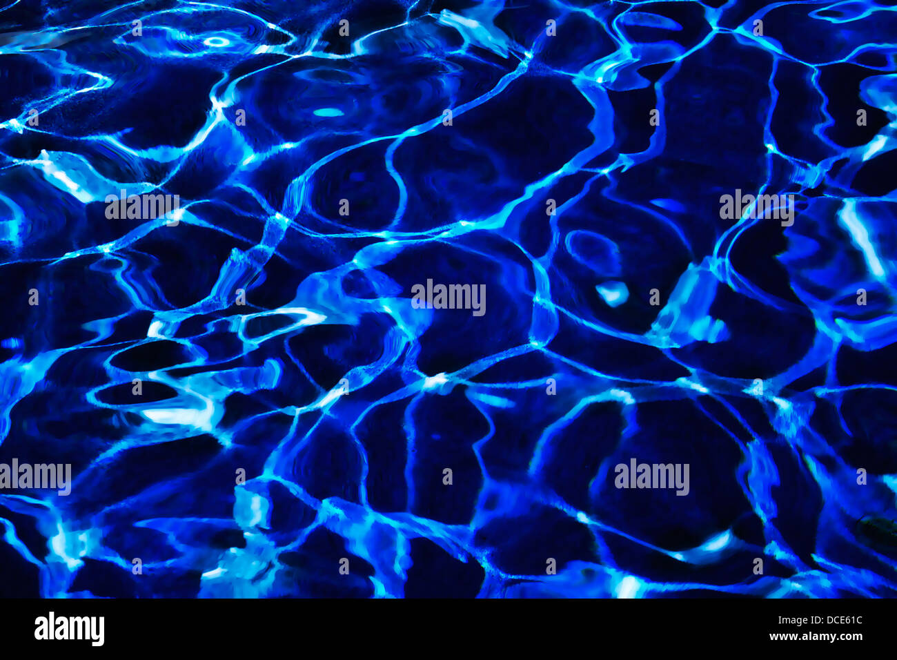 Abstrakte Muster erstellt von Sonnenlicht auf die wellige Oberfläche des tiefblauen Schwimmbadwasser tanzen Stockfoto