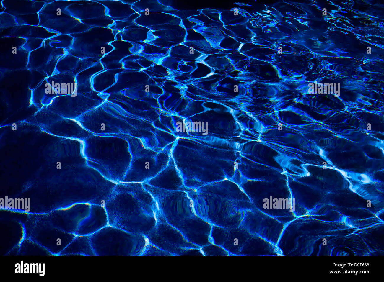 Abstrakte Muster erstellt von Sonnenlicht auf die wellige Oberfläche des tiefblauen Schwimmbadwasser tanzen Stockfoto