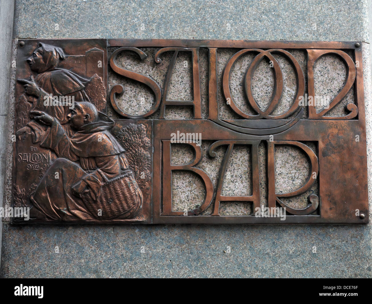 Saloon Bar 9 ft 9ft eingraviert in Kupferplatte, außerhalb der historischen Black Friar Pub, Blackfriars London England UK Stockfoto