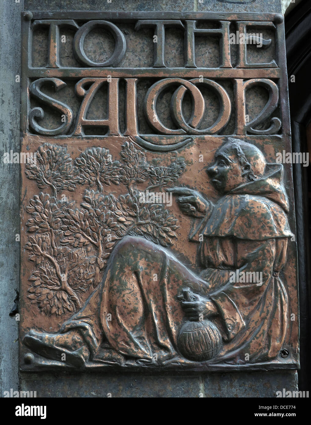 Der Salon Kupfer Platte Gravur, außerhalb der historischen Black Friar Pub, Blackfriars London England UK Stockfoto