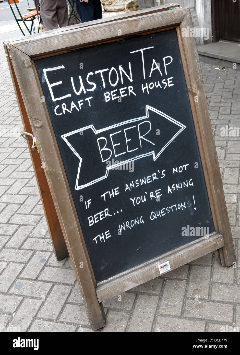 Craft Beer Tap Zeichen am Euston Station in London Stockfoto