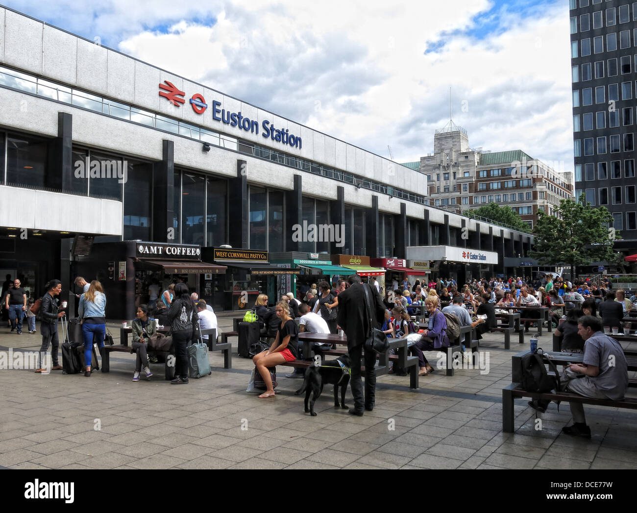 Konkrete Zusammentreffen und Geschäfte in London Euston Station Stockfoto
