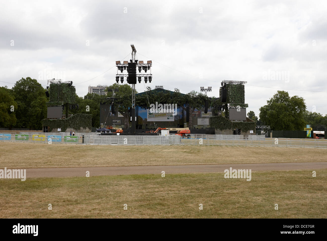 Bühne im Bau für Sommer-Festival im Hyde Park London England UK Stockfoto