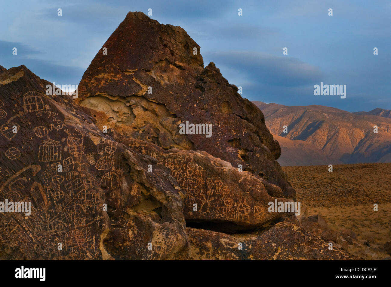 Indianische Petroglyphen bei Zeitung Rock, vulkanische Hochebenen, in der Nähe von Bishop, Kalifornien Stockfoto