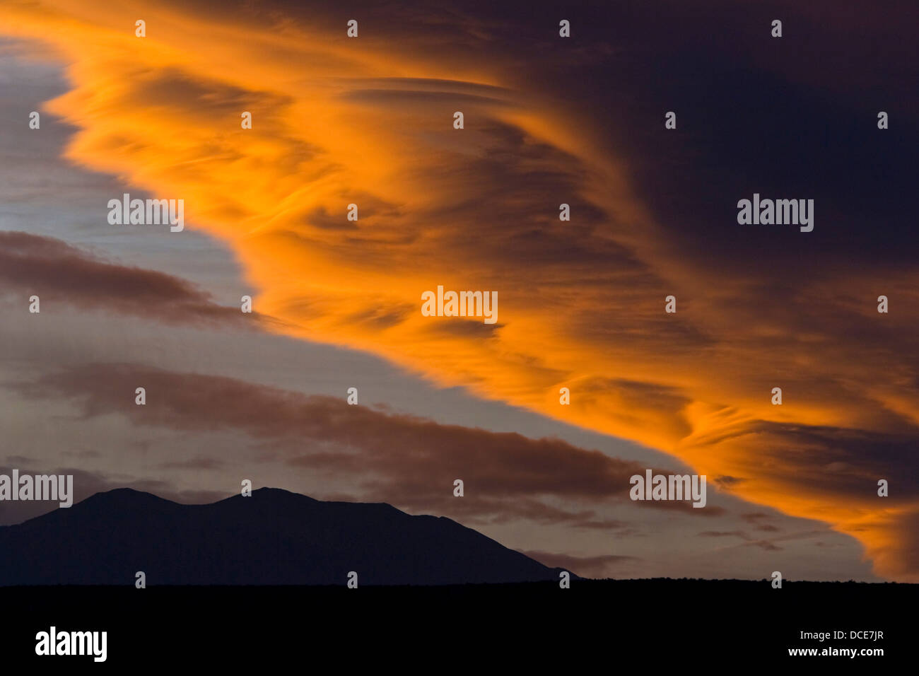 Abendlicht auf Wolken über der östlichen Sierra, Kalifornien Stockfoto