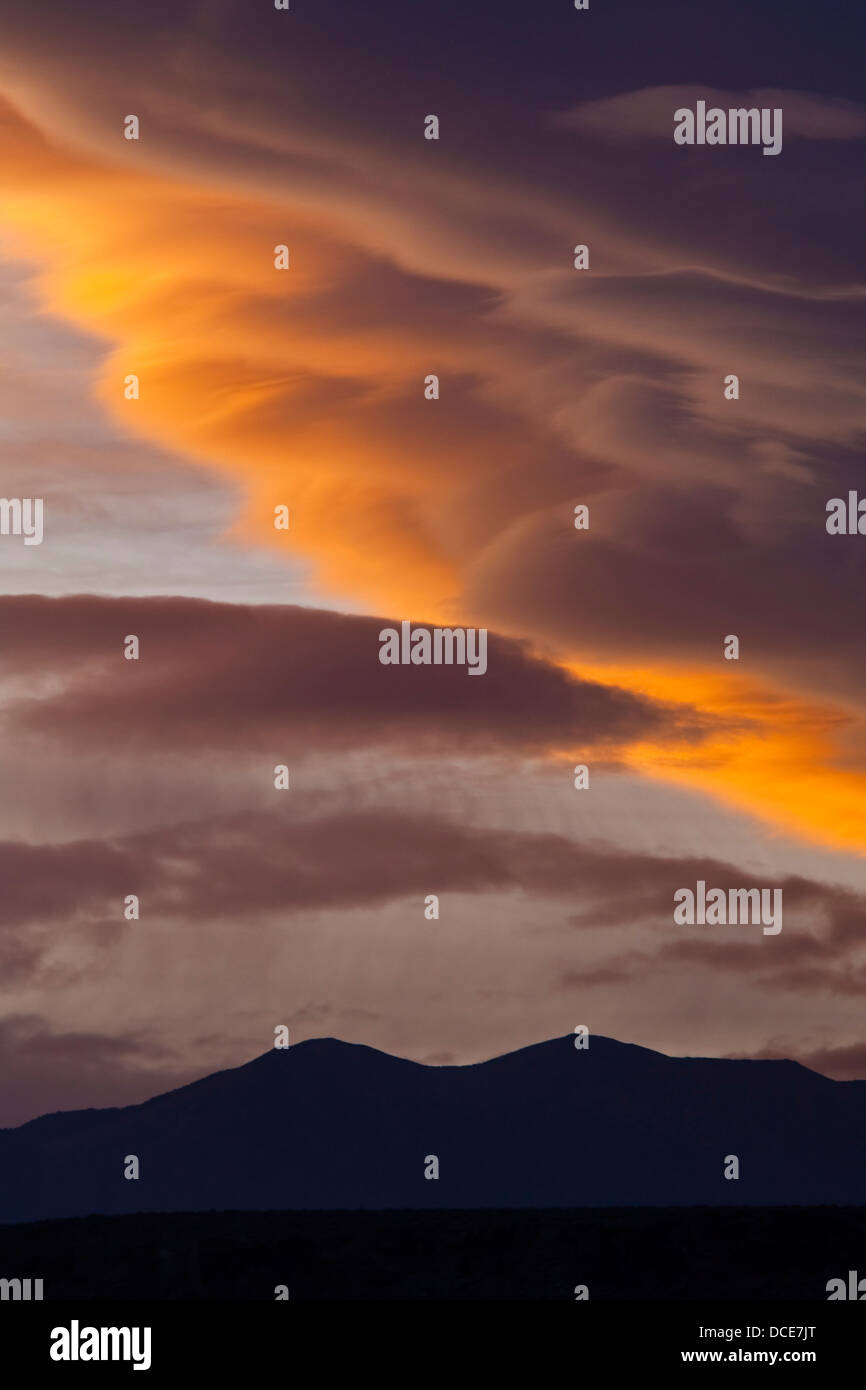 Abendlicht auf Wolken über der östlichen Sierra, Kalifornien Stockfoto
