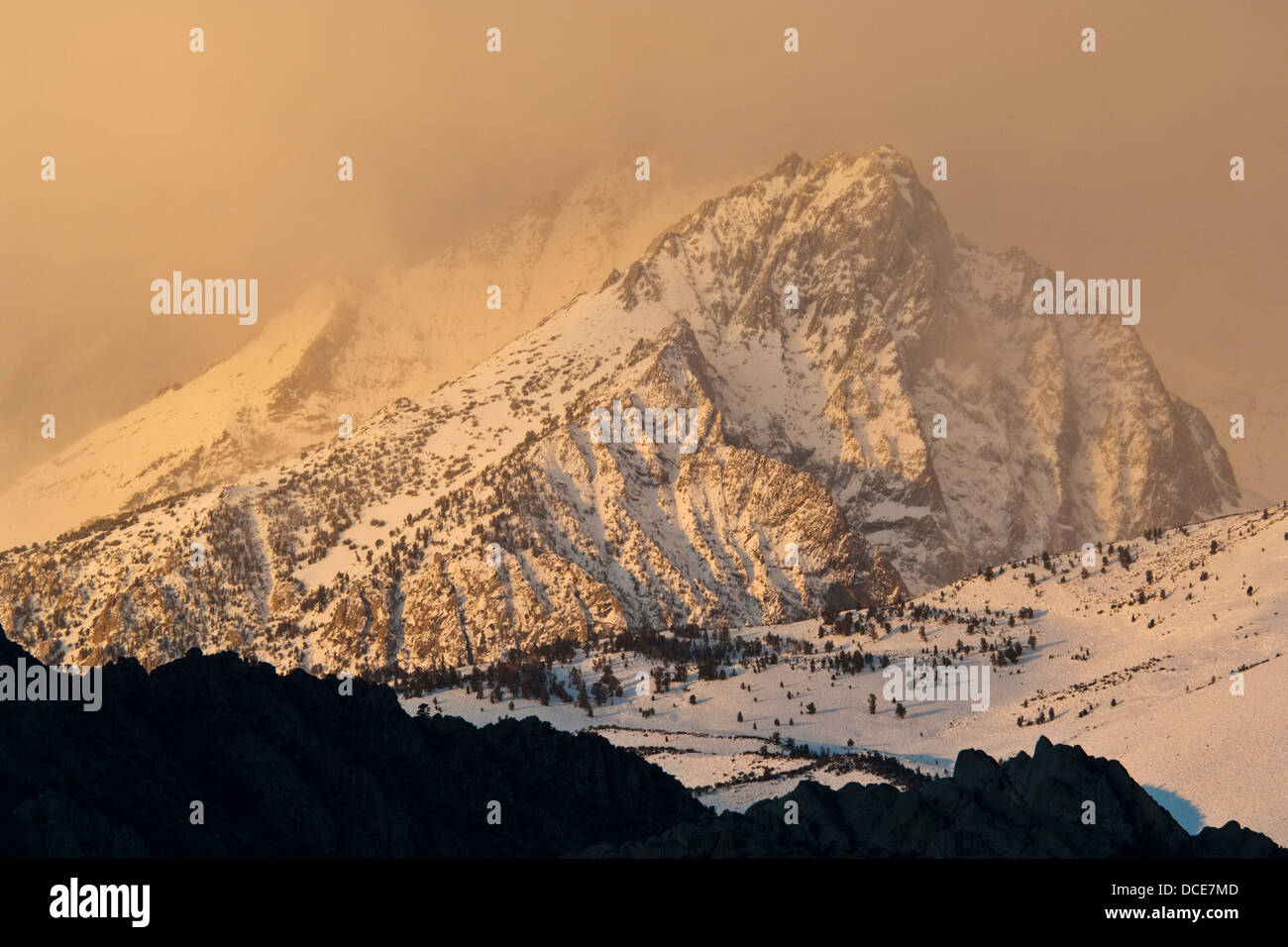 Sunrise-Licht und Schneesturm über Mounatin in der östlichen Sierra, Kalifornien Stockfoto