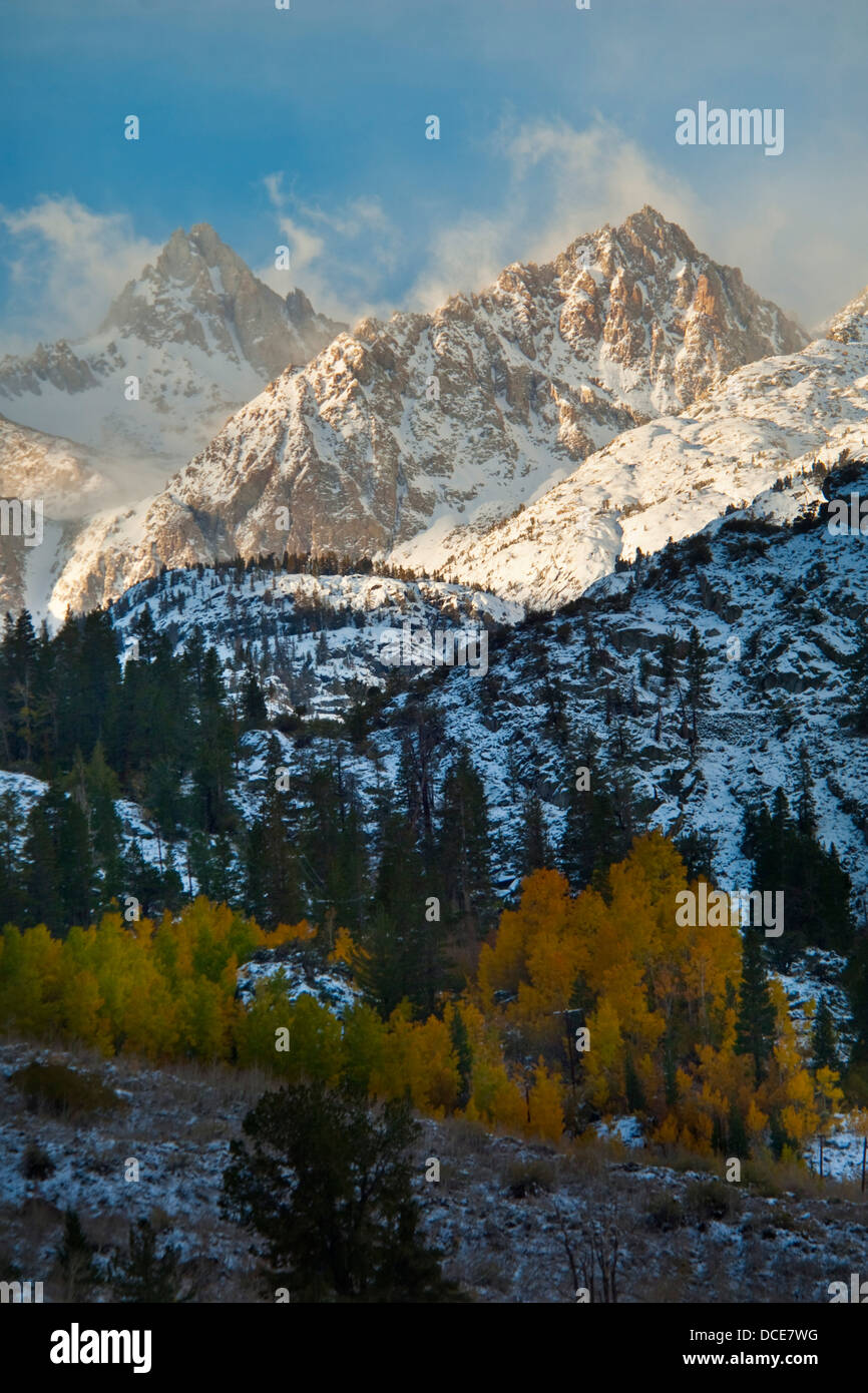 Clearing-Herbst Schneesturm über die hohen Gipfel der östlichen Sierra, California Stockfoto