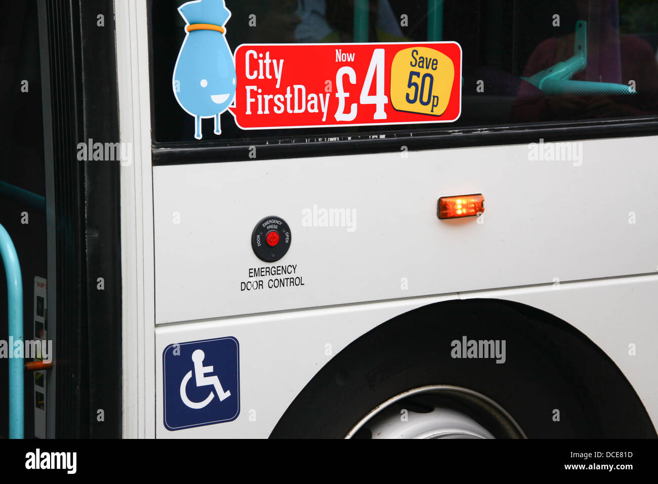 Schaltfläche "Tür" und behindertengerechter Zugang anmelden bus Stockfoto