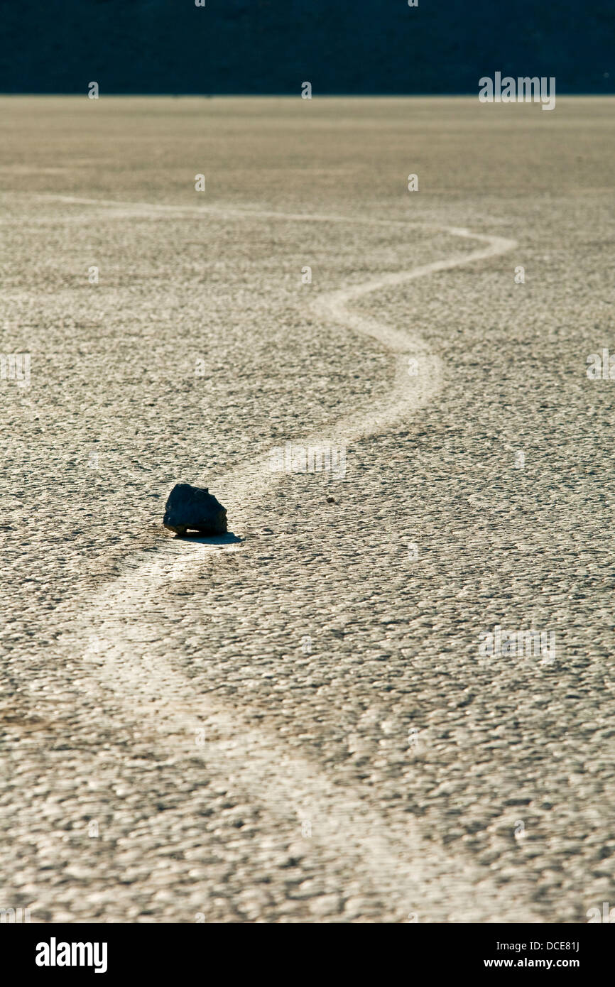 Spuren von geheimnisvollen beweglichen Felsen auf dem getrockneten flachen Schlamm im Racetrack Playa, Death Valley Nationalpark, Kalifornien Stockfoto