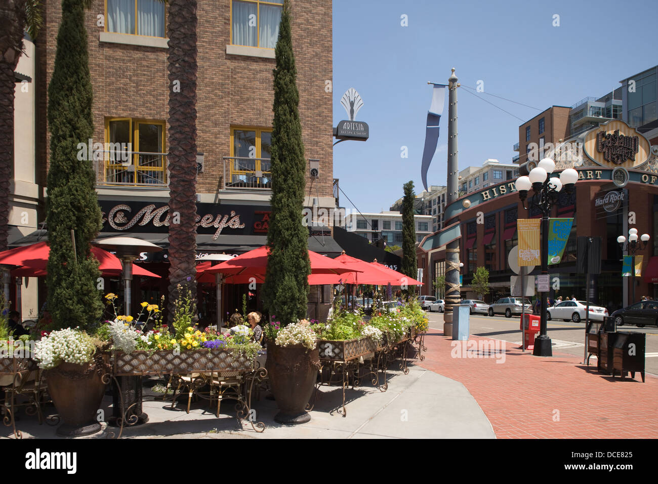 LOU & MICKYS OUTDOOR BÜRGERSTEIG RESTAURANT GASLIGHT DISTRICT FIFTH AVENUE DOWNTOWN SAN DIEGO KALIFORNIEN USA Stockfoto