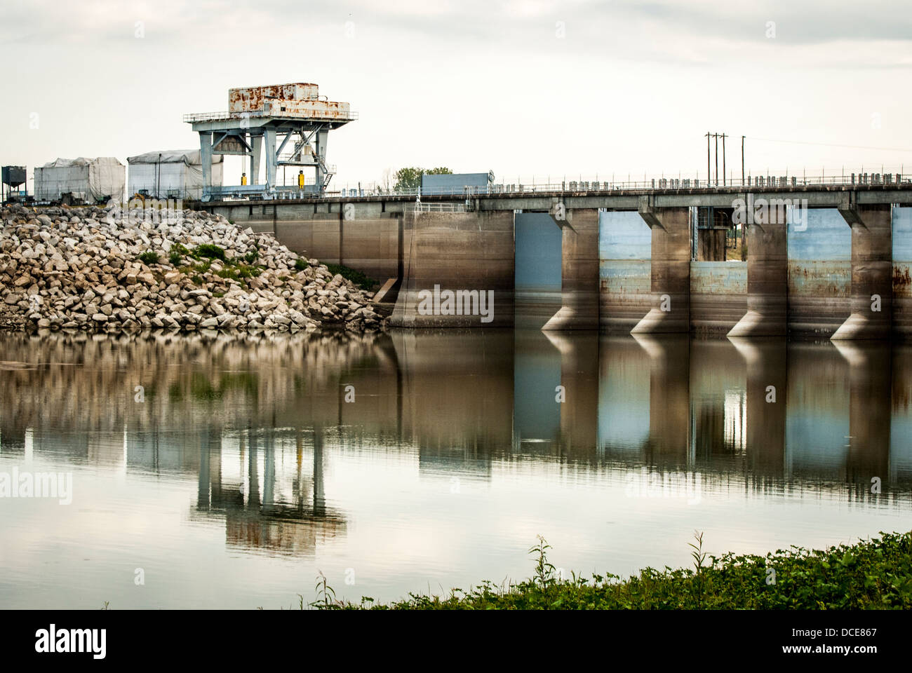 USA, Louisiana, Atchafalaya, alte Fluss Low Sill Kontrollstruktur, gebaut und verwaltet von US Army Corps of Engineers. Stockfoto USA, Louisiana, Atchafalaya, alte Fluss Low Sill Kontrollstruktur, gebaut und verwaltet von US Army Corps of Engineers. Stockfoto