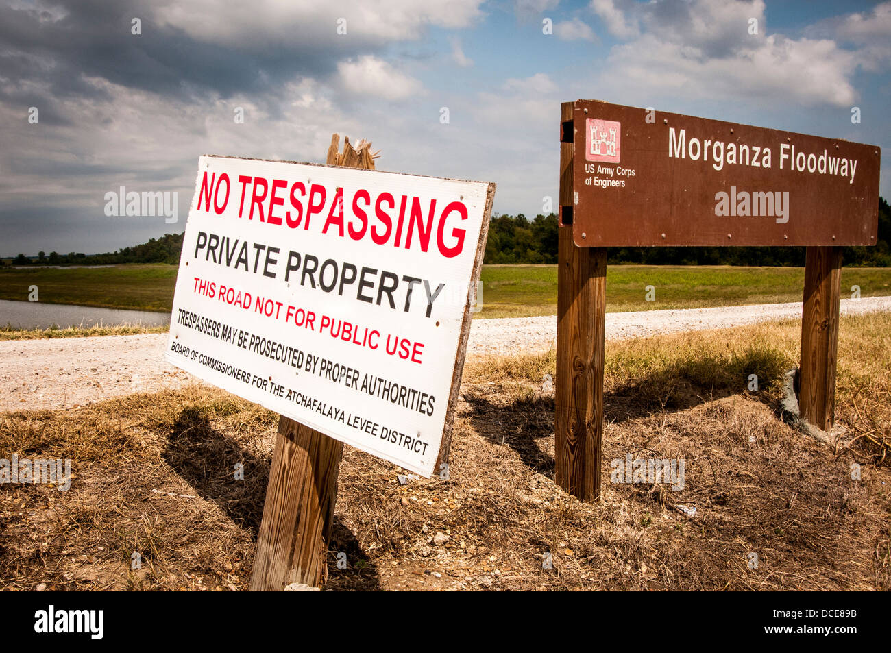 USA, Louisiana, Atchafalaya Basin, Atchafalaya, Morganza Spillway (Überlaufbecken) unterzeichnen durch US Army Corps of Engineers. Stockfoto