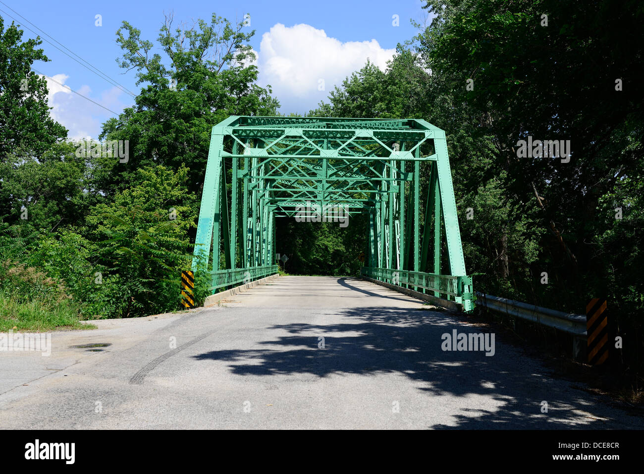 Alten Stahl Howe Truss Stil Brücke über einen Fluss in zentralen Indiana. Stockfoto