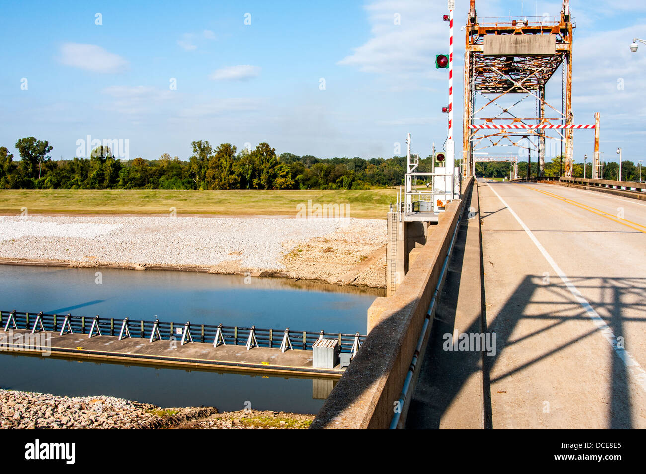 USA, Louisiana, Atchafalaya Basin. Alten Navigations Schloss Fluss und Brücke, errichtet durch die US Army Corps of Engineers. Stockfoto USA, Louisiana, Atchafalaya Basin. Alten Navigations Schloss Fluss und Brücke, errichtet durch die US Army Corps of Engineers. Stockfoto