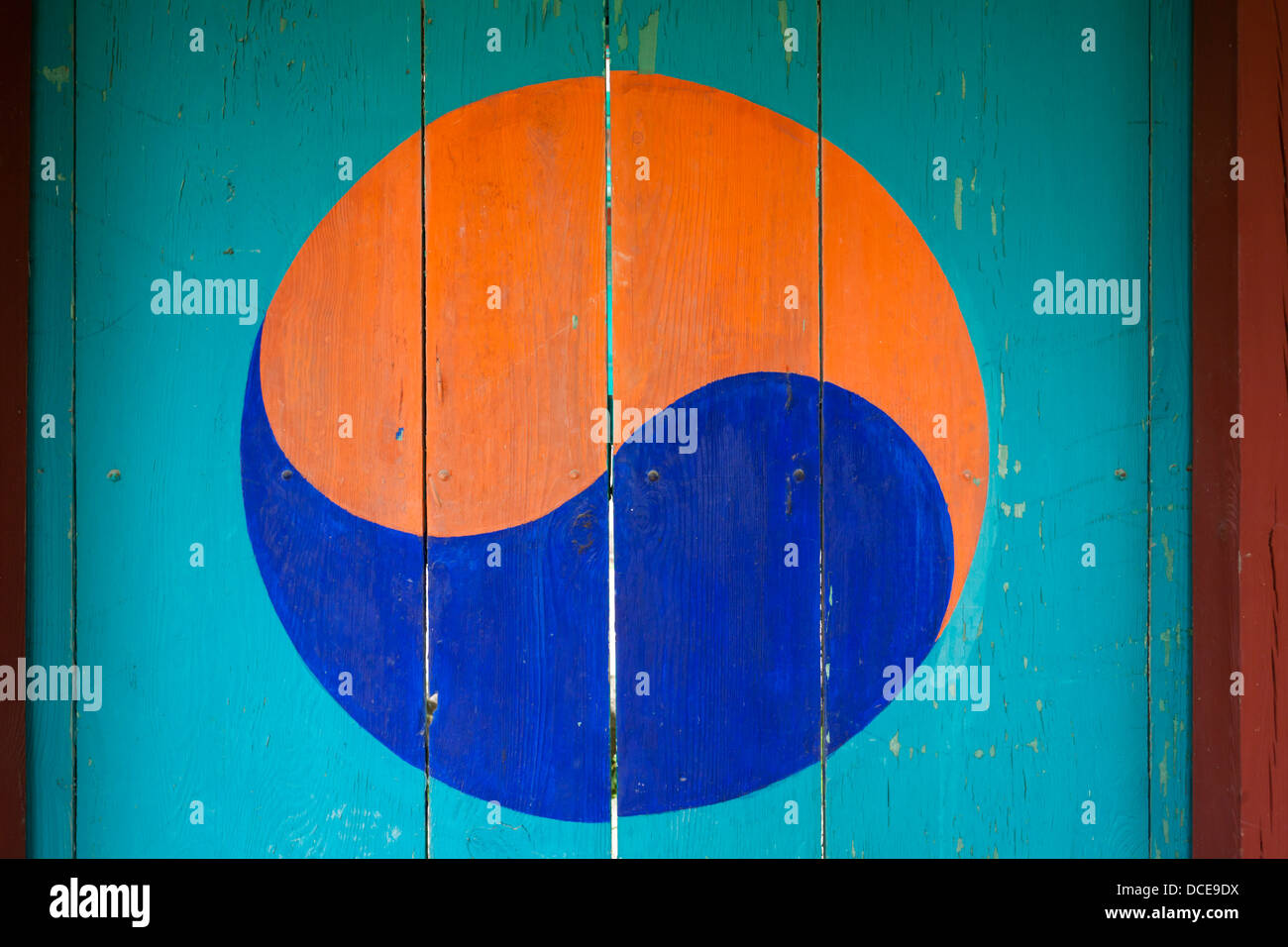 Yin-Yang-Symbol an koreanischen Tür. Stockfoto