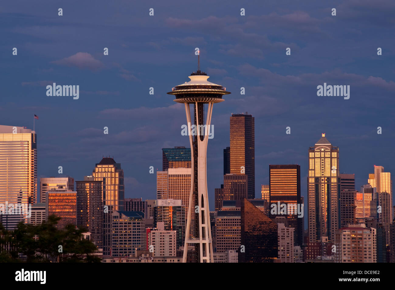 Retro-Bild des Sonnenuntergangs in Seattle mit Mondaufgang und wunderschönem Sonnenuntergang Stockfoto