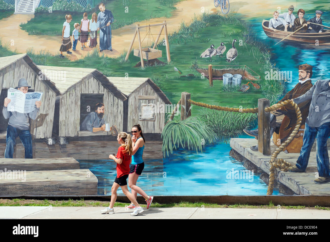 Menschen zu Fuß vorbei an einem Wandbild in Cap-Rouge, Quebec City, Kanada Stockfoto