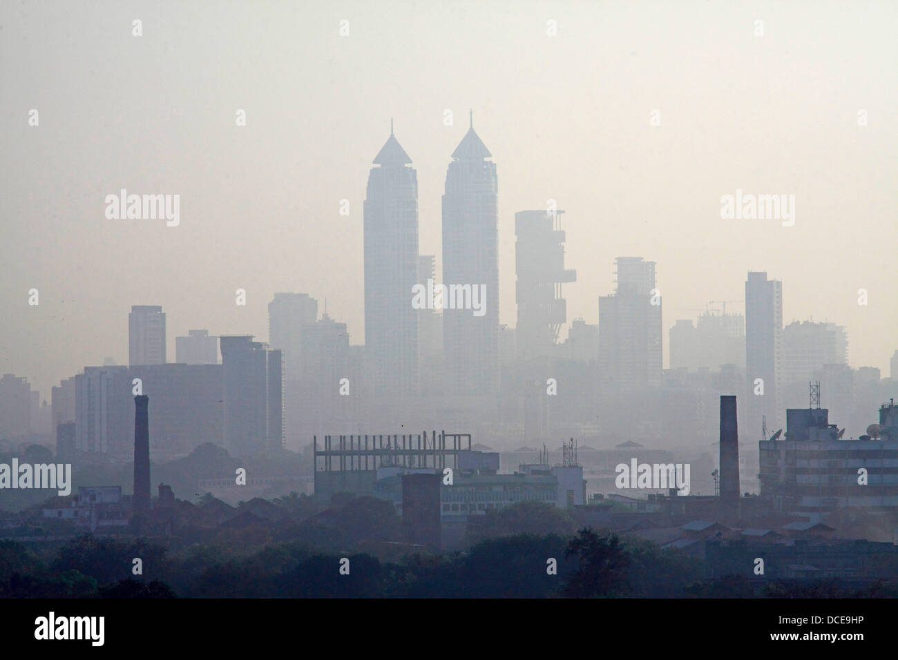 7. November 2011 - Mumbai, Maharashtra, Indien - Ariel Blick auf die Skyline von Mumbai zeigt neu Transporthauptstraße Luxus Wolkenkratzer und Milliardär Mukesh Ambani 40 stöckiges Haus, das teuerste Haus in Asien, die Zugehörigkeit zu einer einzigen Person (das 3. höchste Box Gebäude in der Mitte des Rahmens) als die indische Wirtschaft wächst weiter eine Reihe multinationaler Unternehmen sind Einrichtung Shop in Indien und auf der Suche nach Büroflächen das enorme Wachstum im Bereich Bau und Immobilien in Mumbai. Hotel Majors der Welt sind die Einrichtung neuer Hotelketten in Indien. (Kredit-Bild: © Sub Stockfoto