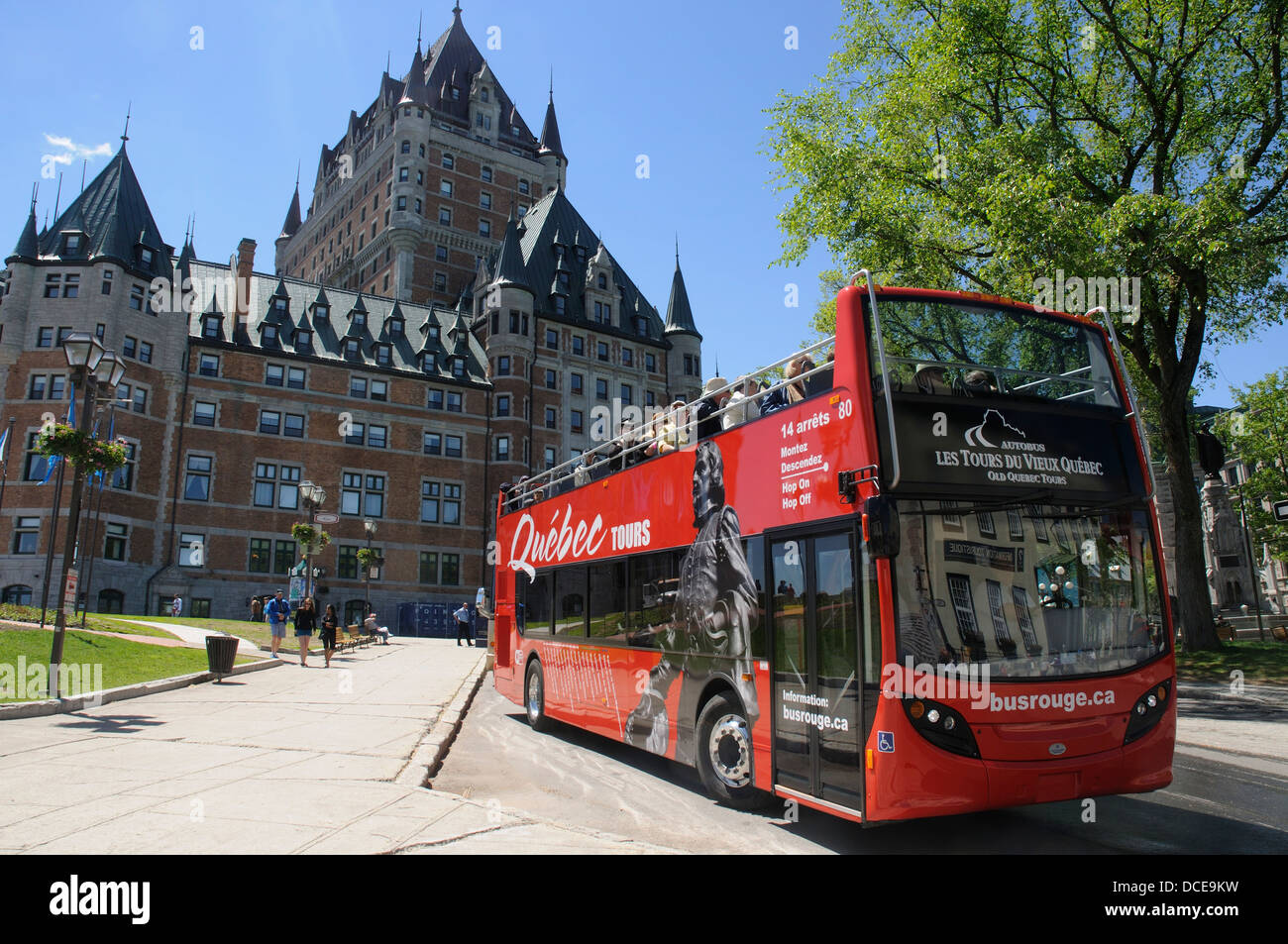 Ein Doppeldecker-Touristenbus vor dem Chateau Frontenac in Quebec City, Kanada Stockfoto