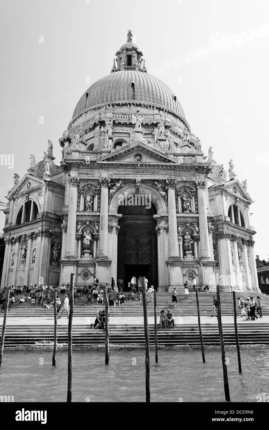 Ein schwarz-weiß Foto von der Kirche Santa Maria della Salute über den Canale Grande in Venedig, Italien Stockfoto