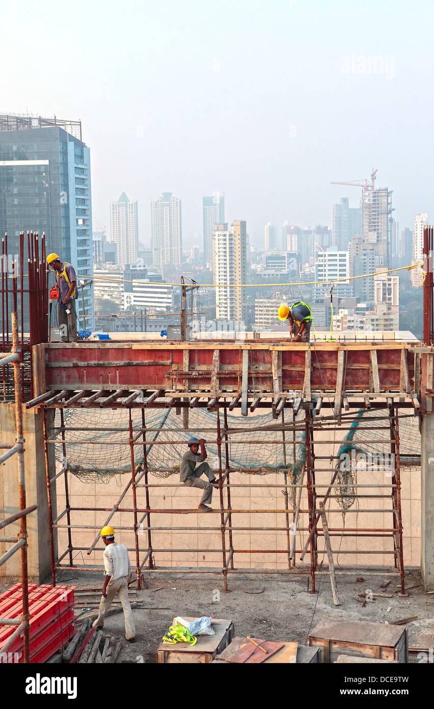 7. November 2011 - Mumbai, Indien: Bauarbeiter bei der Arbeit auf der Baustelle vor Ort am unteren Parel Nachbarschaft in Mumbai.   Da die indische Wirtschaft wächst richten Shop in Indien und auf der Suche nach Büroflächen des enormen Wachstums in den Bau & Grundstückgeschäft in Mumbai fahren eine Reihe von multinationalen Unternehmen. Stockfoto