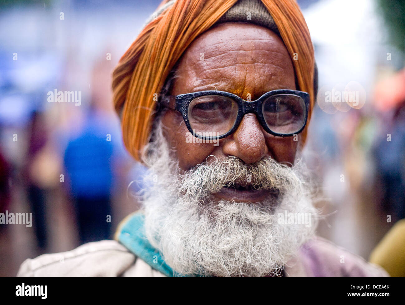 Indische Bettler während Camel in Pushkar fair Stockfoto