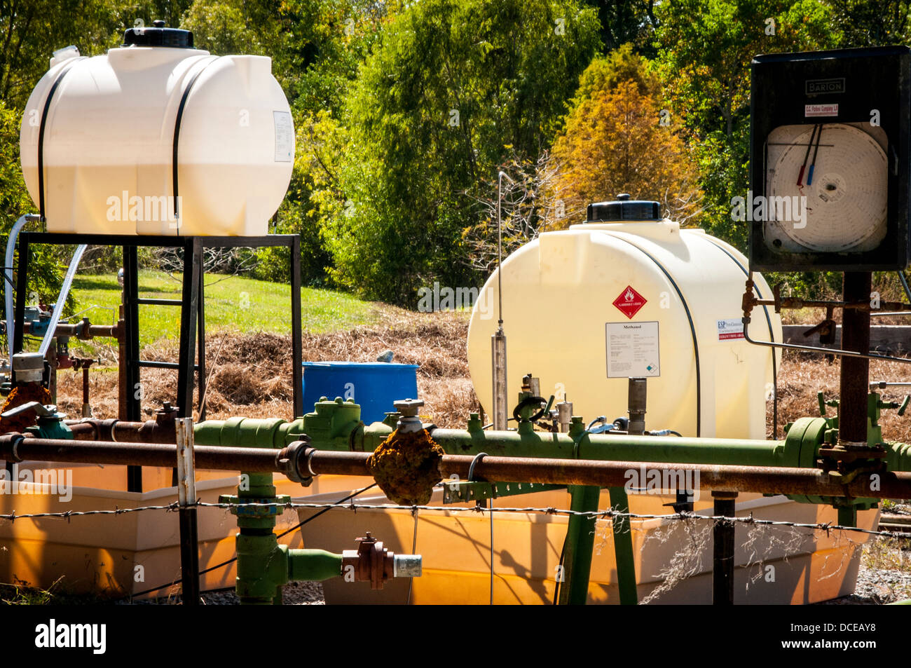 USA, Louisiana, Atchafalaya Basin, Jefferson Insel, Rip Van Winkle Gärten, Öl Bohrstelle, Methanol-Lagertanks. Stockfoto