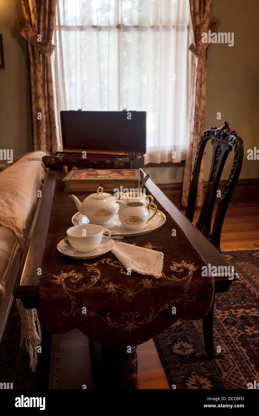 Tee-Service auf Sofatisch mit Tischläufer im Zeitraum Wohnzimmer gesetzt. Stockfoto