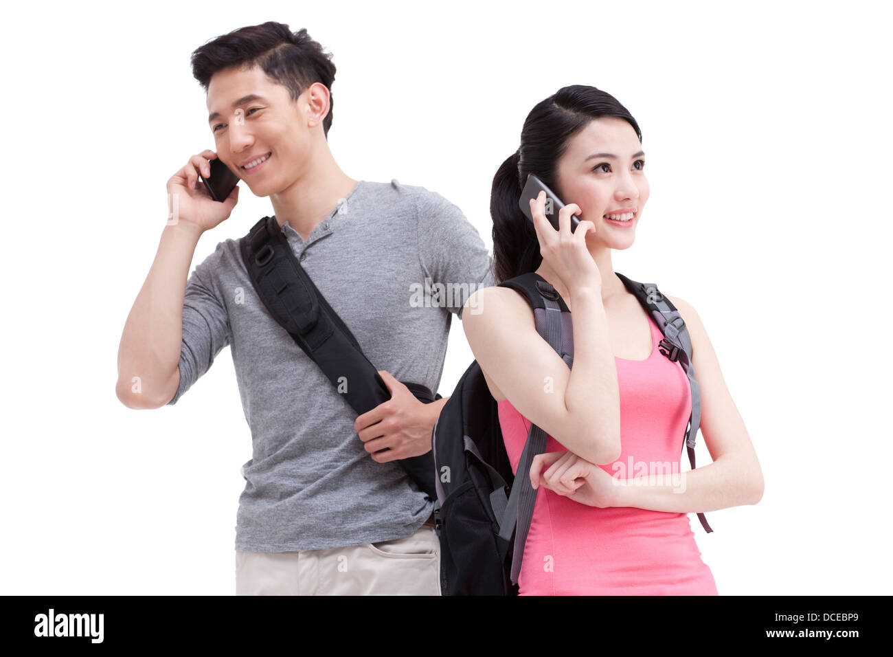 Fröhliche College-Studenten am Telefon sprechen Stockfoto