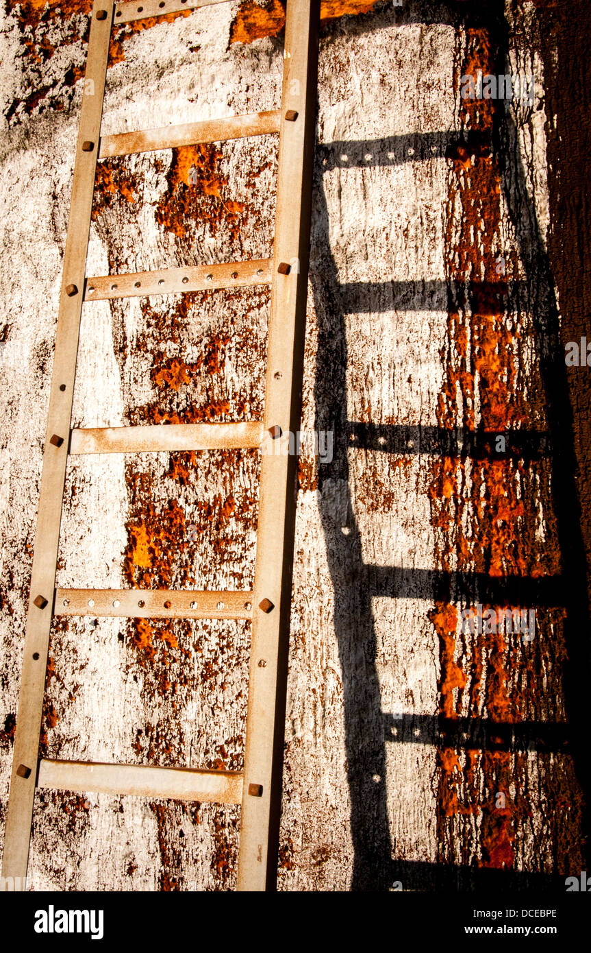 USA, Louisiana, Atchafalaya Basin, Terrabonne Pfarrei DuLac. Leiter auf Garnelen Tank Houma Navigational Kanal entlang. Stockfoto