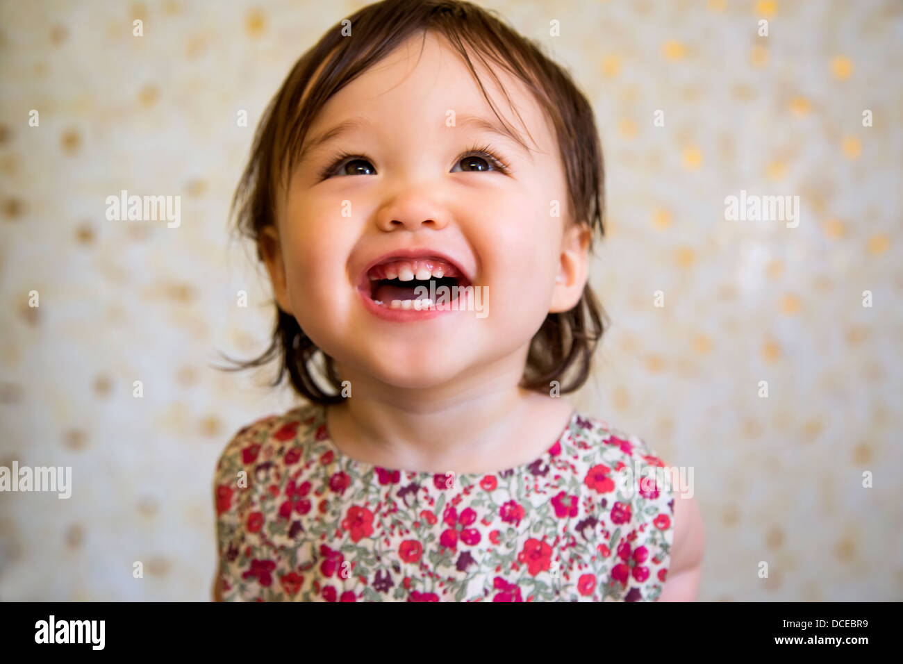 16 Monate alte lächelndes Babymädchen Stockfoto