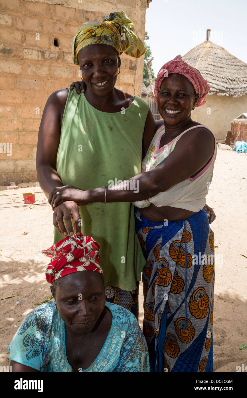 Senegalesischen Frauen, Nixo Dorf in der Nähe von Sokone, Senegal. Serer ethnische Gruppe. Stockfoto