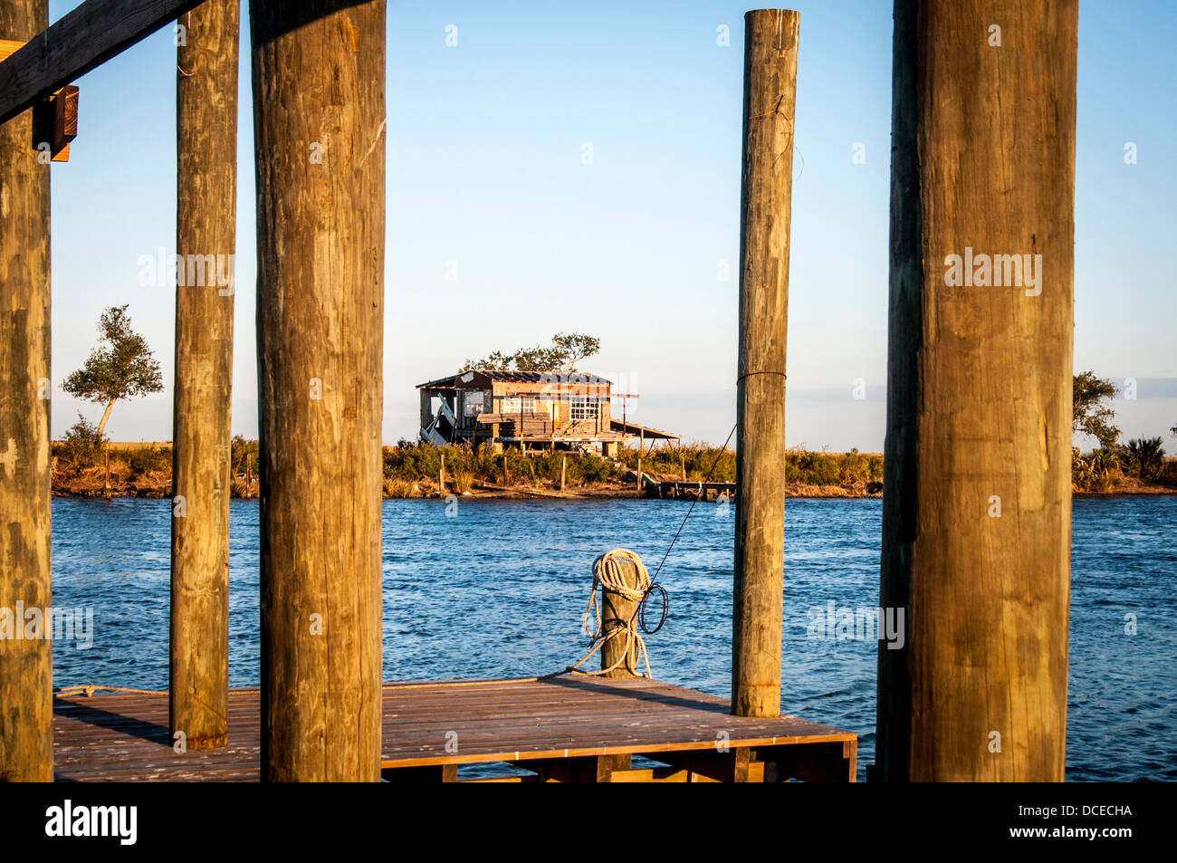USA, Louisiana, Atchafalaya Basin, Terrabonne Gemeinde, Cocodrie, Dock und kleines Haus in Bayou Petit Caillou, bei Sonnenuntergang. Stockfoto