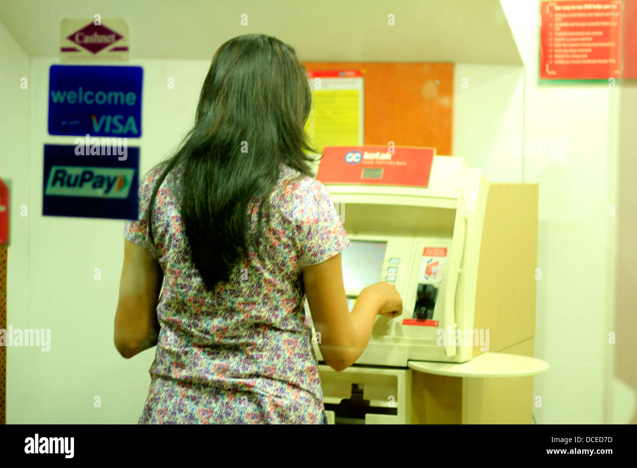 Indische Frau abheben von Geld von einem Geldautomaten, Bangalore, Indien Stockfoto